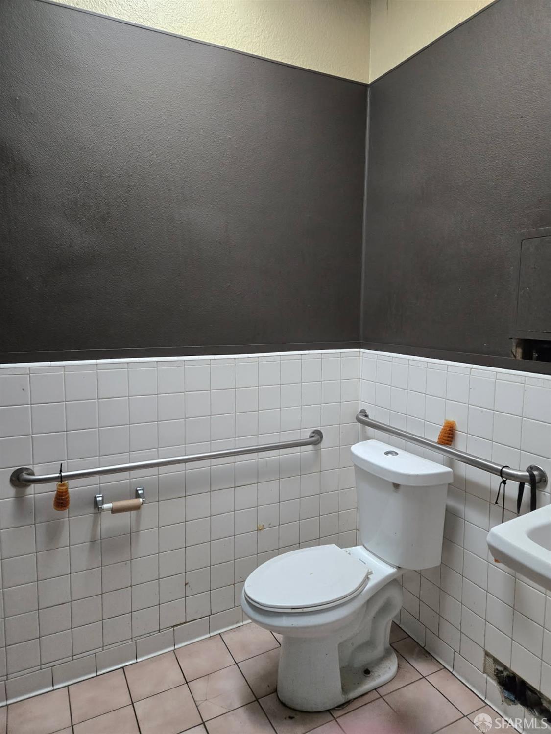 Detail Gallery Image 3 of 4 For 1600 International Blvd #1604,  Oakland,  CA 94606 - – Beds | – Baths