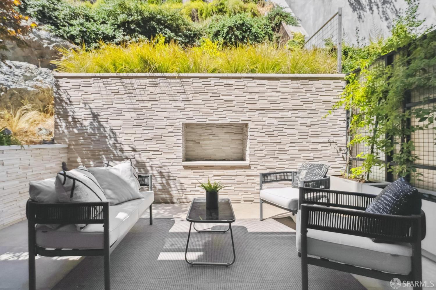 Detail Gallery Image 2 of 17 For 560 De Haro St, San Francisco,  CA 94107 - 3 Beds | 2/1 Baths