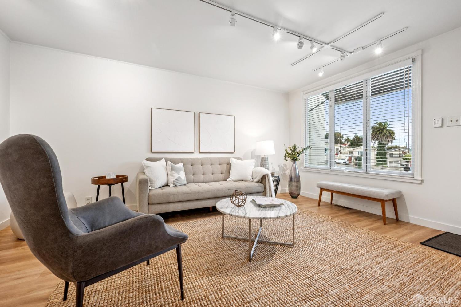 Detail Gallery Image 6 of 38 For 2144 Bayshore Blvd, San Francisco,  CA 94134 - 2 Beds | 1 Baths