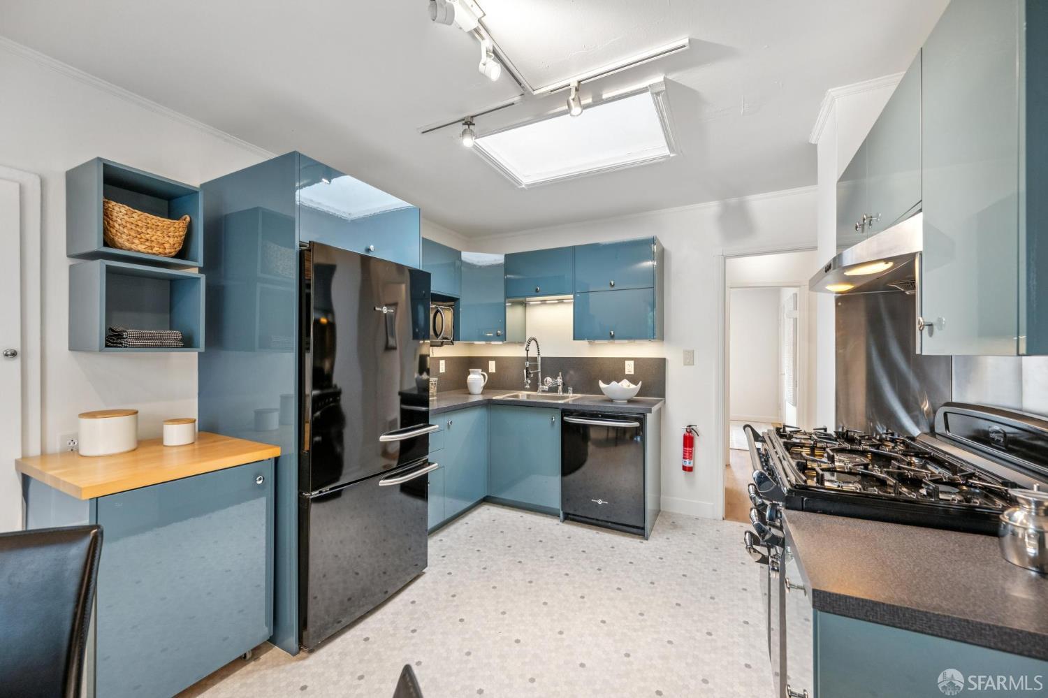 Detail Gallery Image 11 of 38 For 2144 Bayshore Blvd, San Francisco,  CA 94134 - 2 Beds | 1 Baths