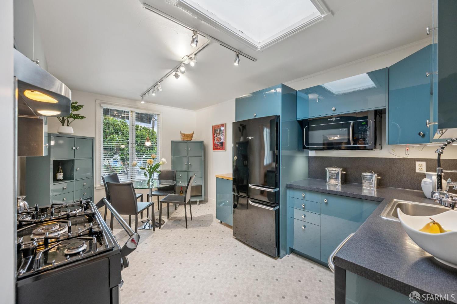 Detail Gallery Image 13 of 38 For 2144 Bayshore Blvd, San Francisco,  CA 94134 - 2 Beds | 1 Baths