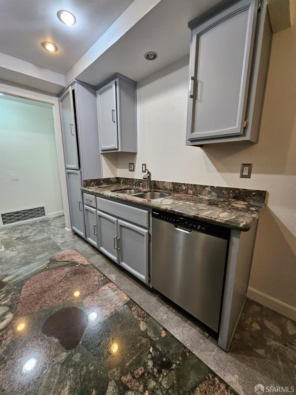 Detail Gallery Image 18 of 27 For 8763 Mountain Blvd #14,  Oakland,  CA 94605 - 2 Beds | 2 Baths