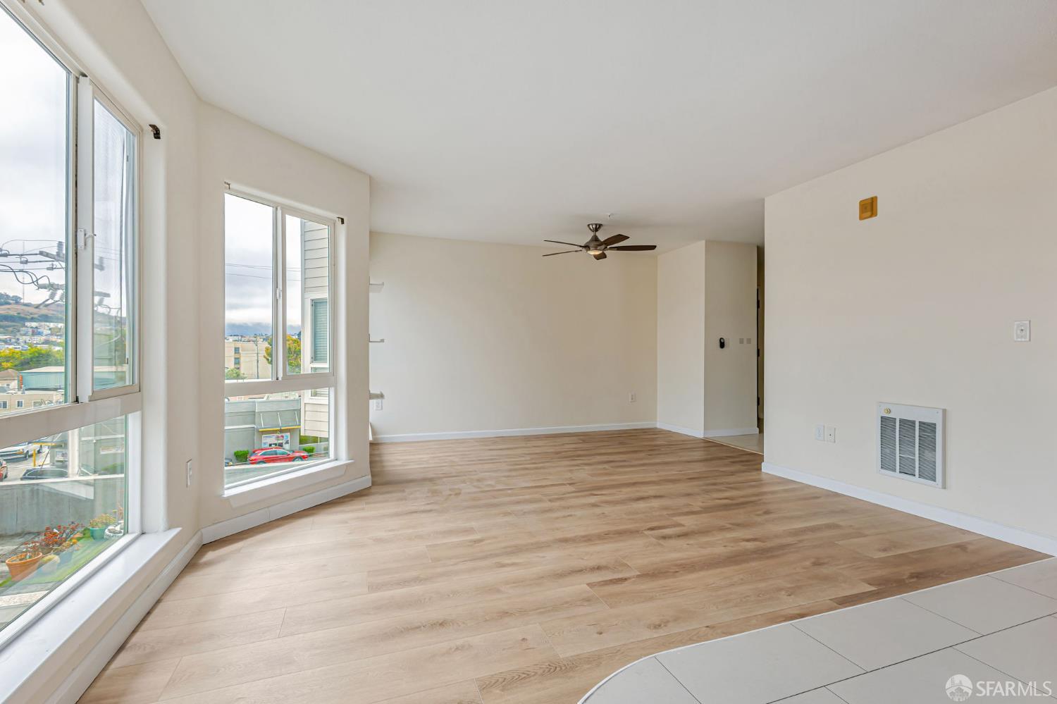 Detail Gallery Image 9 of 25 For 1688 Wallace Ave #304,  San Francisco,  CA 94124 - 2 Beds | 2 Baths