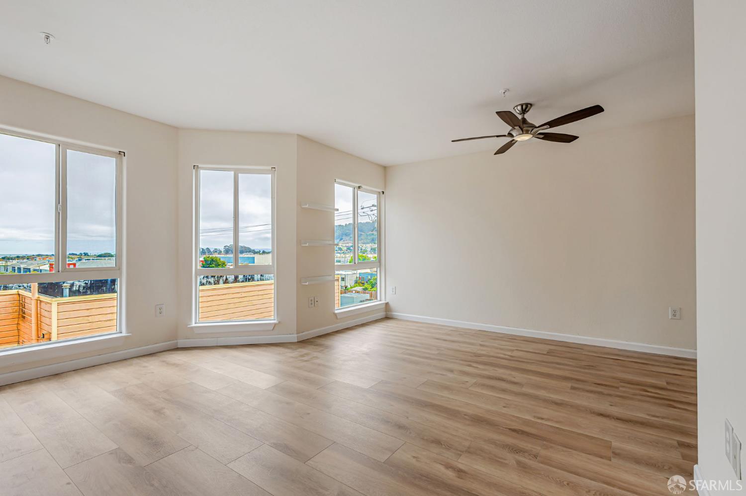 Detail Gallery Image 10 of 25 For 1688 Wallace Ave #304,  San Francisco,  CA 94124 - 2 Beds | 2 Baths