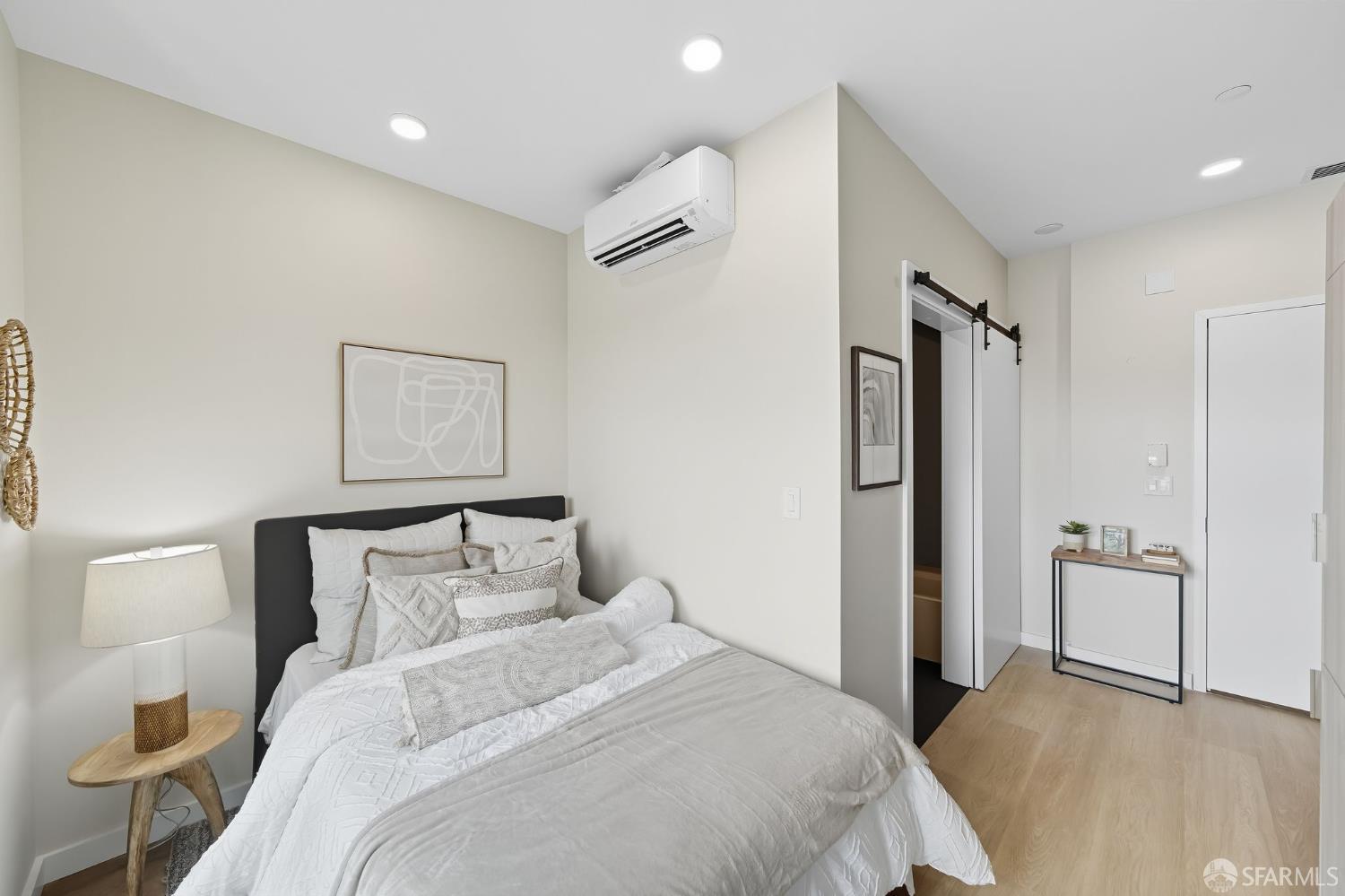 Detail Gallery Image 6 of 12 For 811 Valencia St #401,  San Francisco,  CA 94110 - 0 Beds | 1 Baths