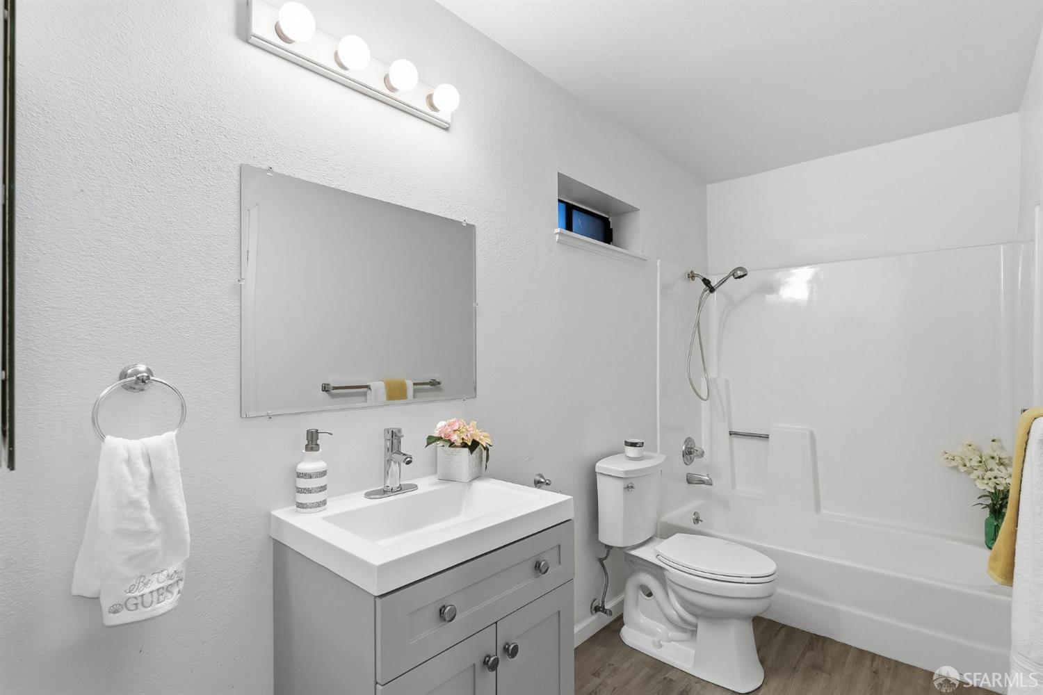 Detail Gallery Image 5 of 28 For 711 S Bayshore Blvd #4,  San Mateo,  CA 94401 - 1 Beds | 1 Baths