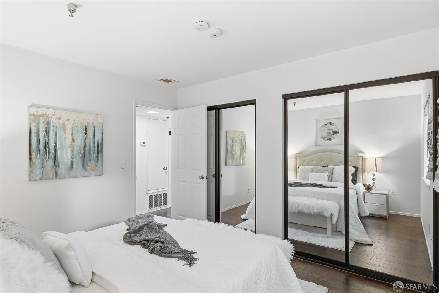 Detail Gallery Image 4 of 28 For 711 S Bayshore Blvd #4,  San Mateo,  CA 94401 - 1 Beds | 1 Baths