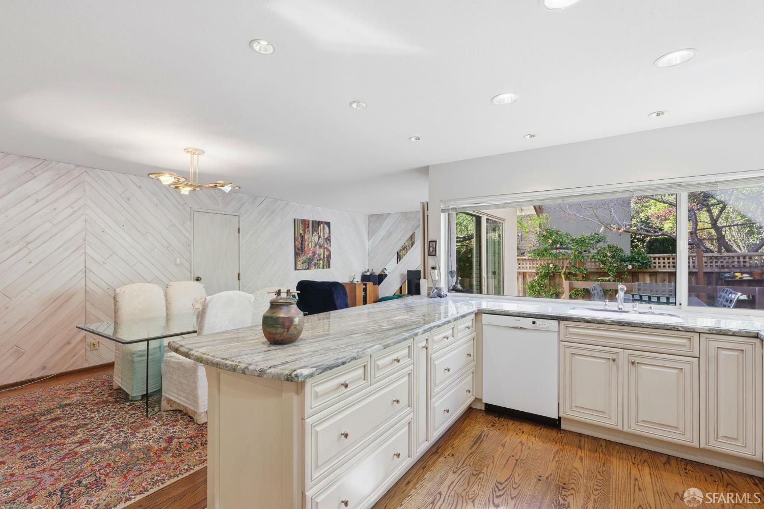 Detail Gallery Image 6 of 44 For 124 Csm Dr, San Mateo,  CA 94402 - 4 Beds | 2/1 Baths