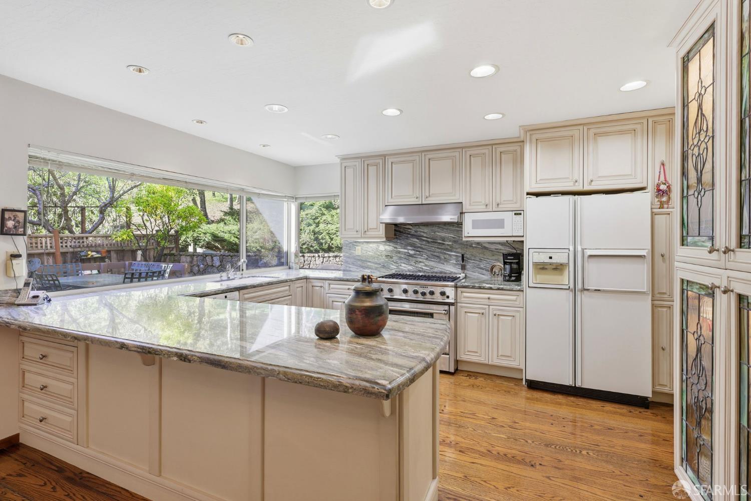 Detail Gallery Image 3 of 44 For 124 Csm Dr, San Mateo,  CA 94402 - 4 Beds | 2/1 Baths