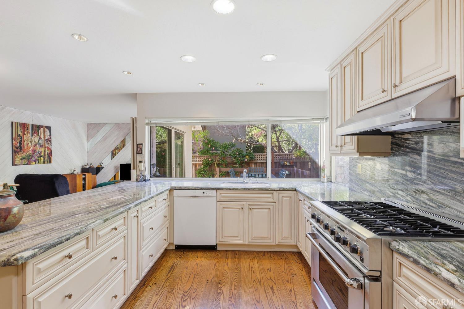 Detail Gallery Image 4 of 44 For 124 Csm Dr, San Mateo,  CA 94402 - 4 Beds | 2/1 Baths