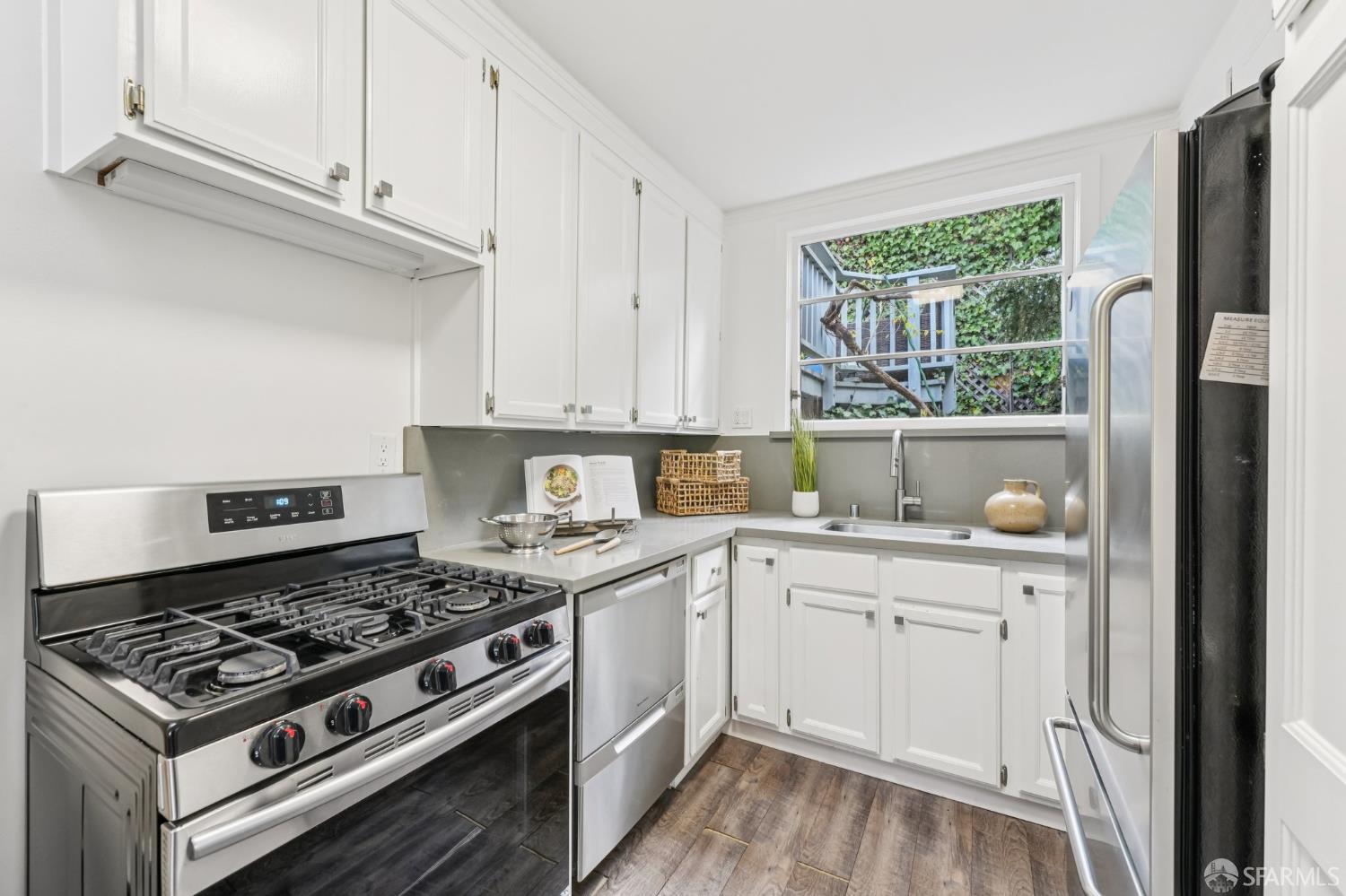 Detail Gallery Image 20 of 43 For 761 Noe St, San Francisco,  CA 94114 - 2 Beds | 1 Baths