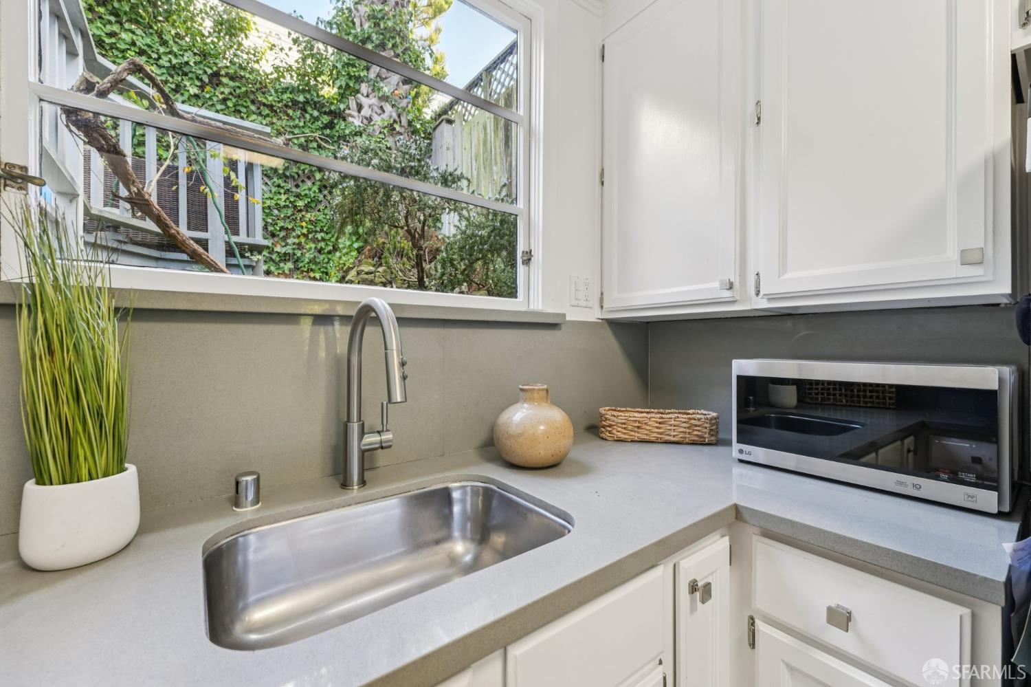 Detail Gallery Image 26 of 43 For 761 Noe St, San Francisco,  CA 94114 - 2 Beds | 1 Baths