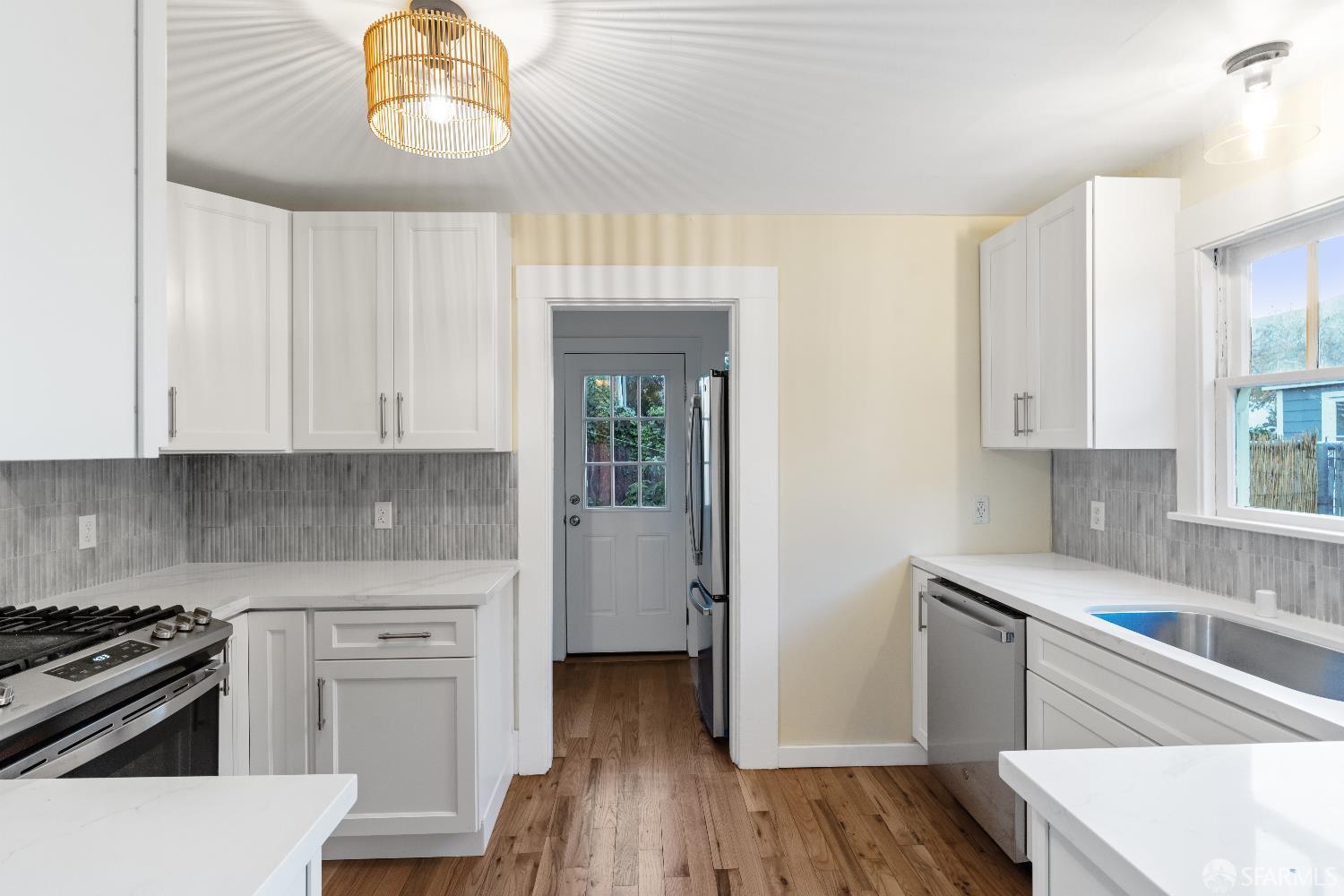 Detail Gallery Image 5 of 42 For 689 43rd St, Oakland,  CA 94609 - 2 Beds | 1 Baths