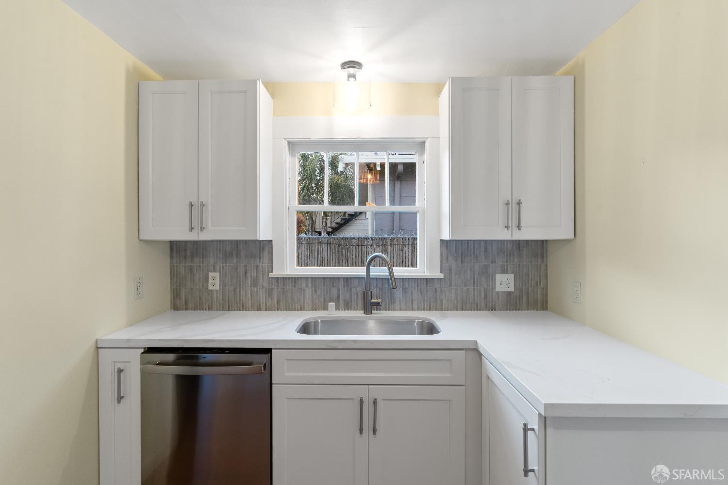 Detail Gallery Image 8 of 42 For 689 43rd St, Oakland,  CA 94609 - 2 Beds | 1 Baths