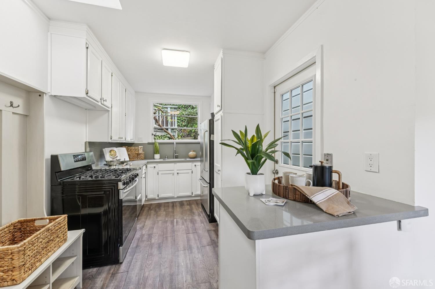 Detail Gallery Image 18 of 43 For 761 Noe St, San Francisco,  CA 94114 - 2 Beds | 1 Baths