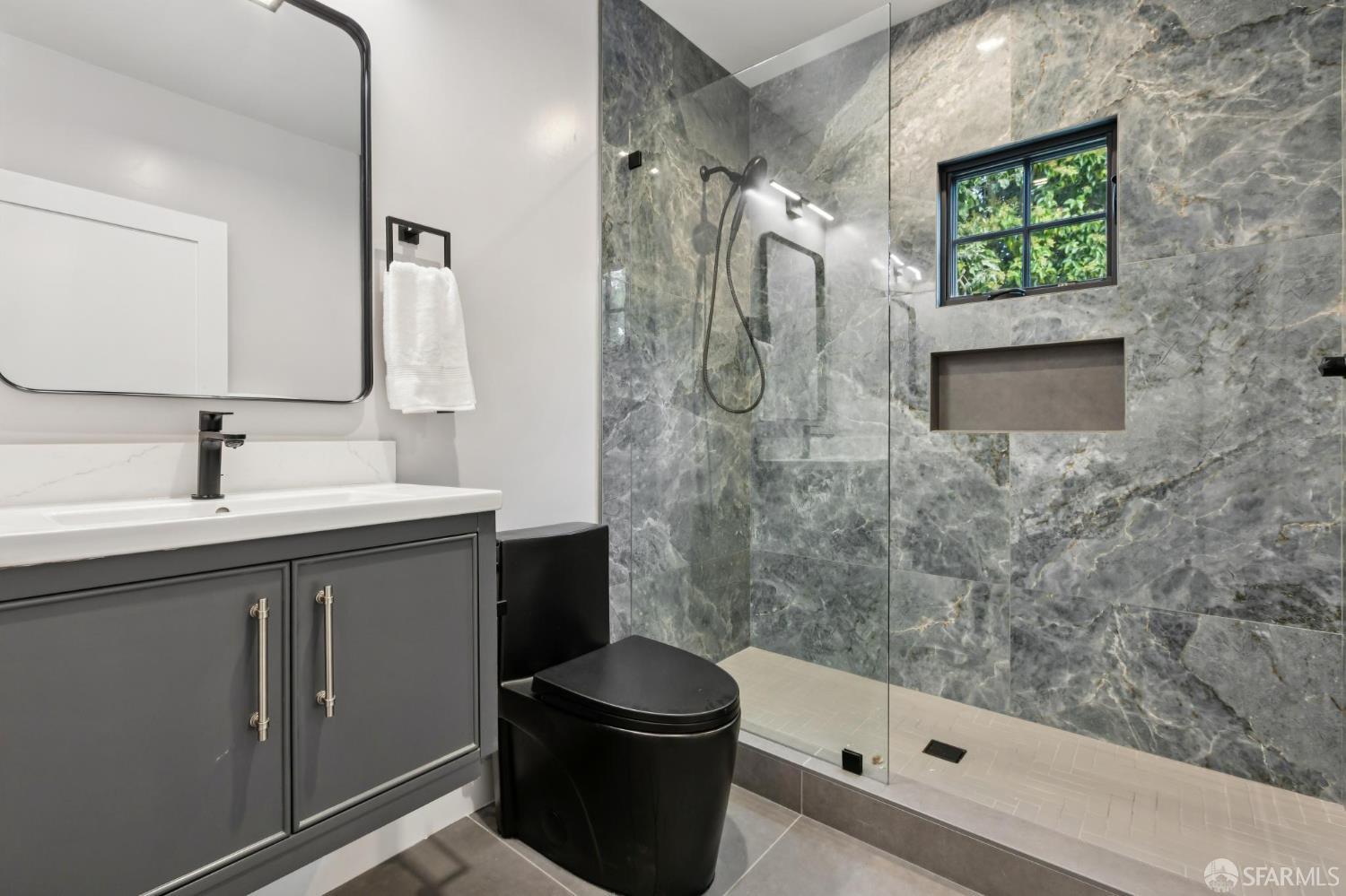 Detail Gallery Image 22 of 38 For 10 Channing Rd, Burlingame,  CA 94010 - 5 Beds | 5/1 Baths