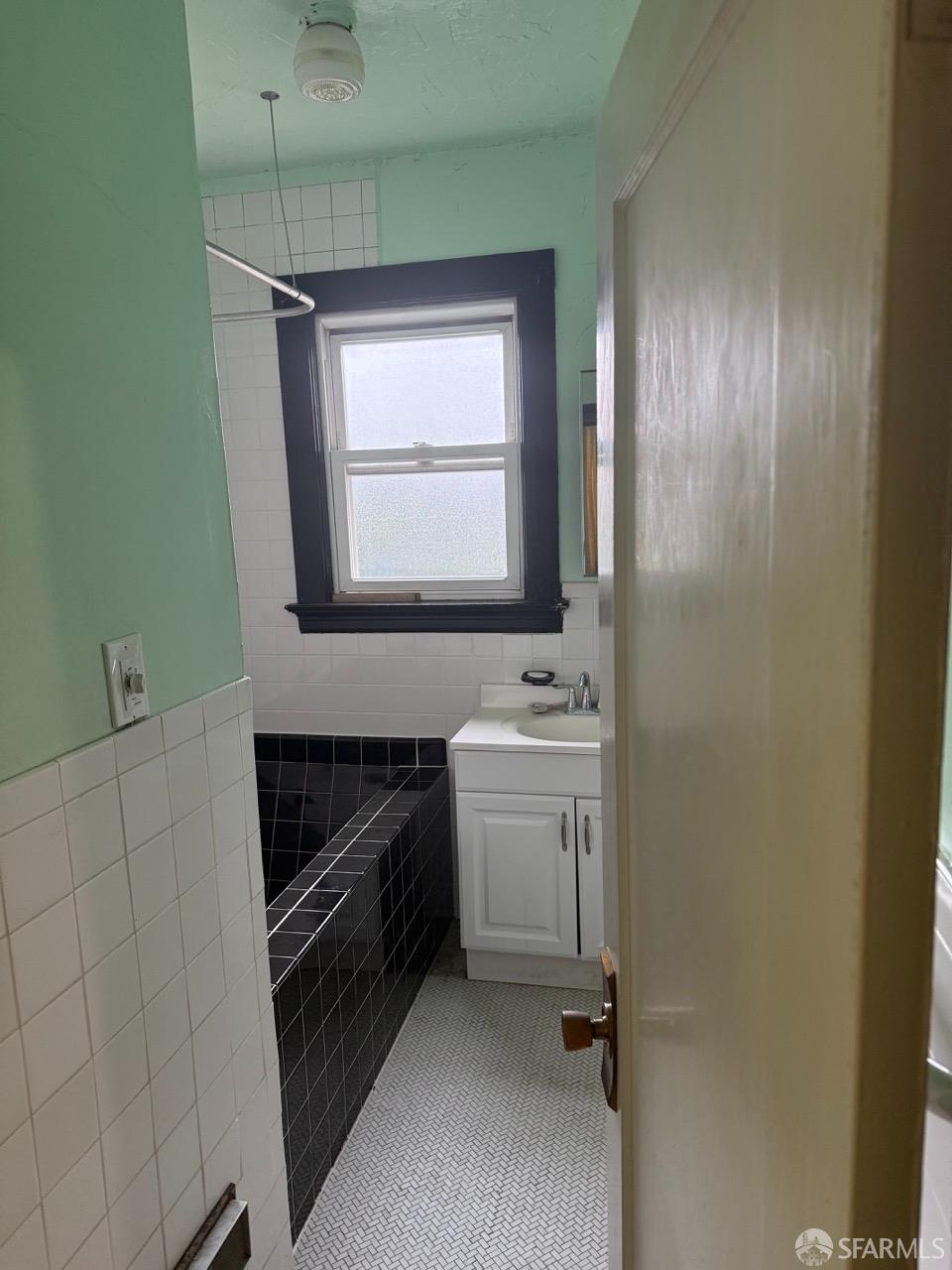 Detail Gallery Image 9 of 48 For 436 Edinburgh St, San Francisco,  CA 94112 - 0 Beds | 1 Baths