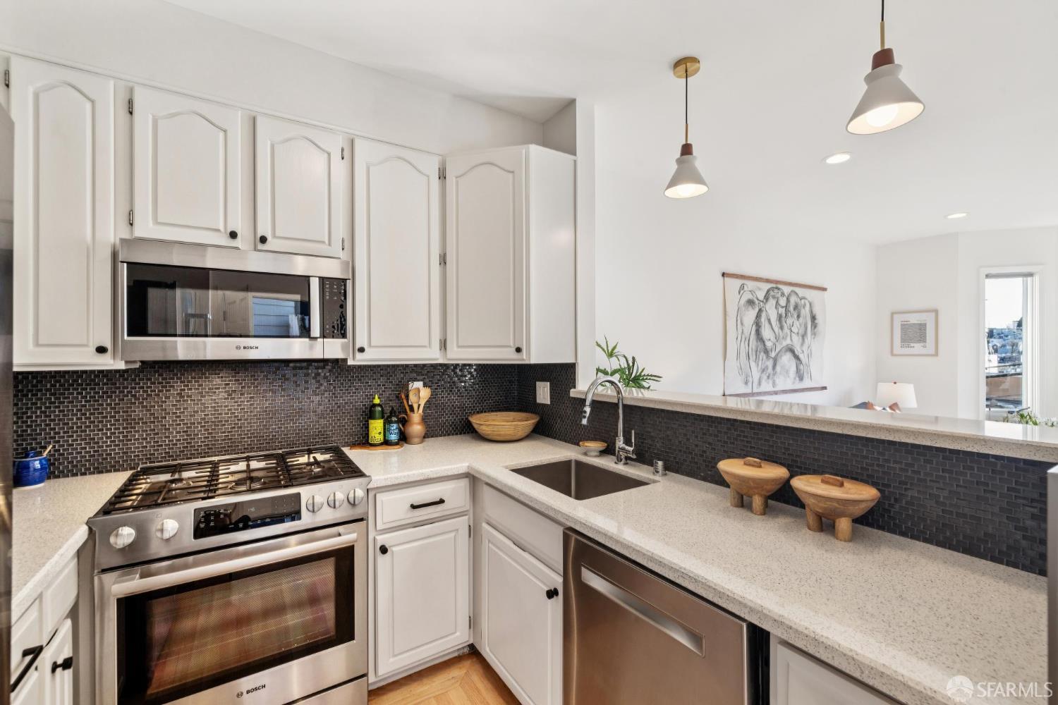 Detail Gallery Image 11 of 46 For 4322 17th St a,  San Francisco,  CA 94114 - 3 Beds | 3 Baths