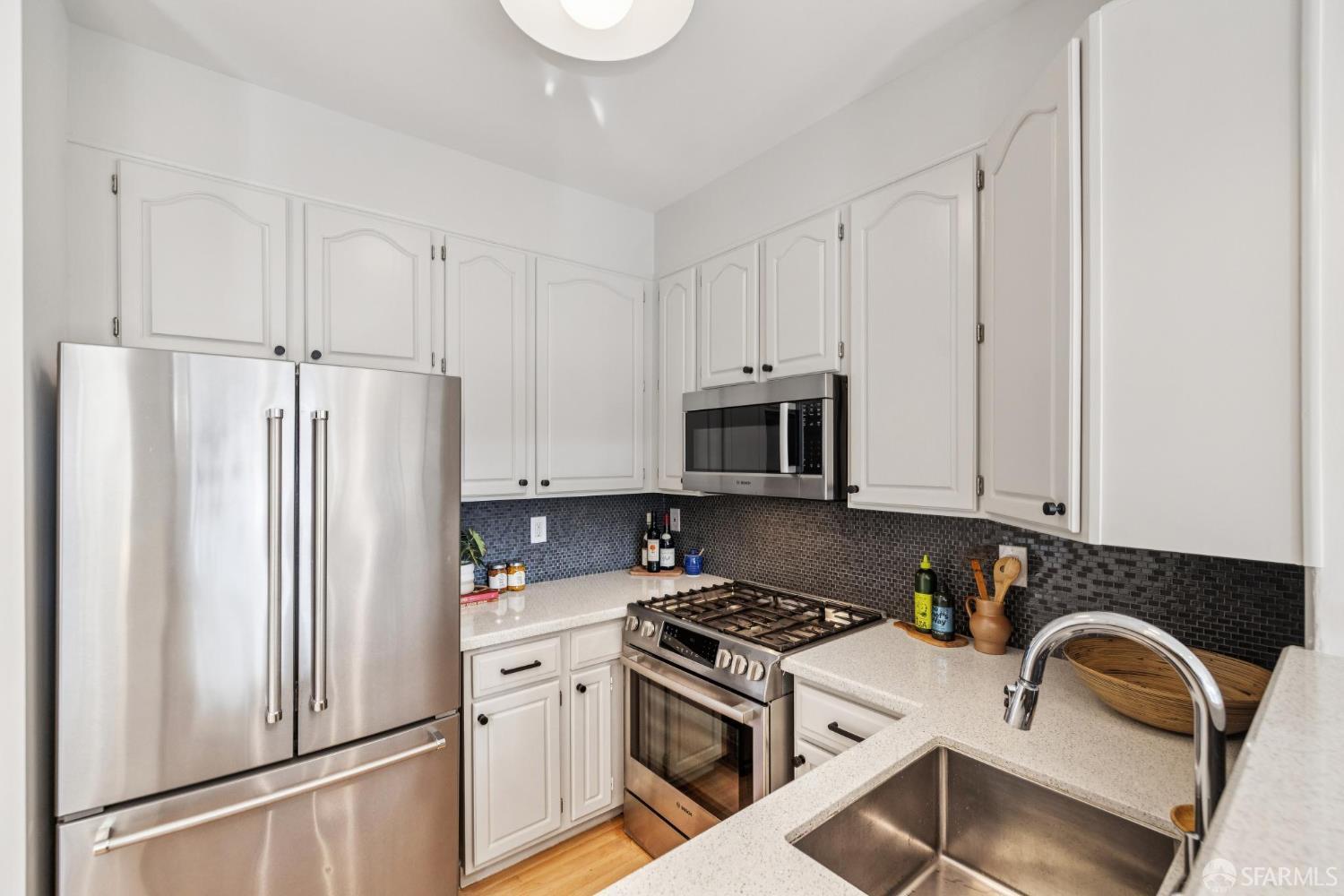 Detail Gallery Image 13 of 46 For 4322 17th St a,  San Francisco,  CA 94114 - 3 Beds | 3 Baths