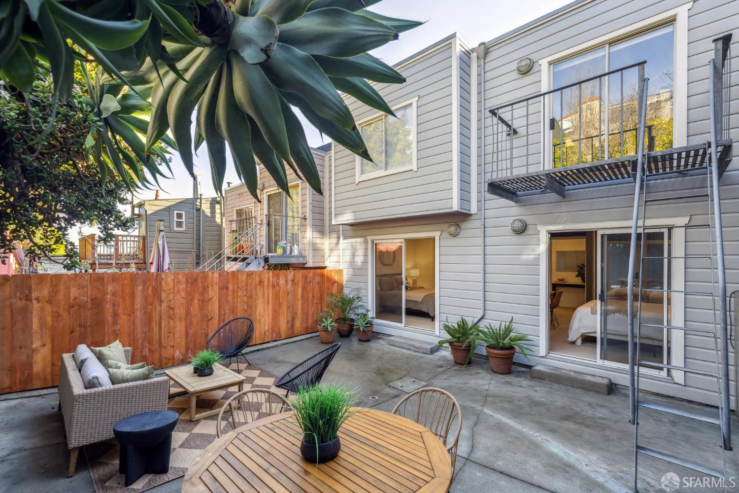 Detail Gallery Image 24 of 46 For 4322 17th St a,  San Francisco,  CA 94114 - 3 Beds | 3 Baths