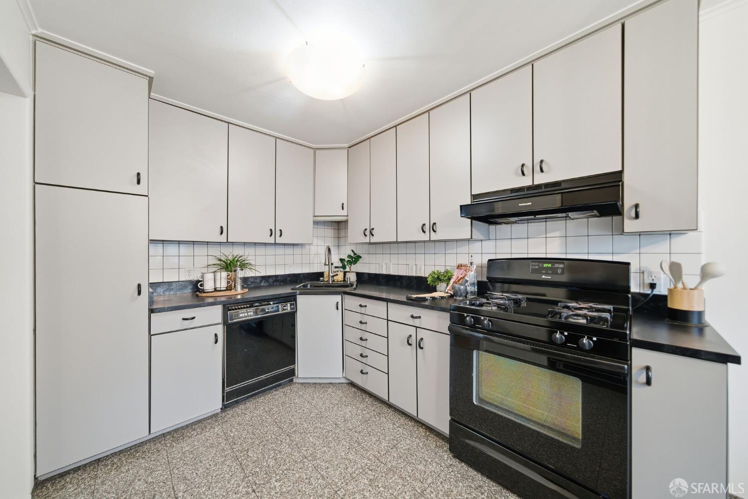 Detail Gallery Image 18 of 61 For 1266 47th Ave, San Francisco,  CA 94122 - 3 Beds | 1 Baths