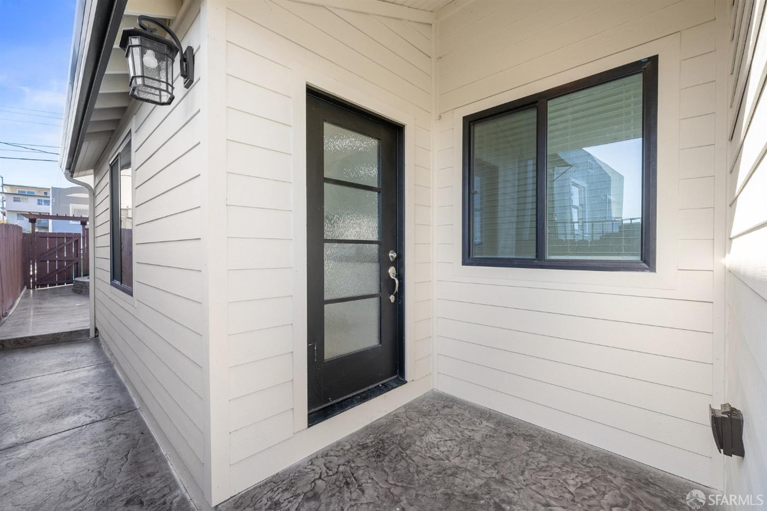 Detail Gallery Image 3 of 55 For 2469 Potter St, Oakland,  CA 94601 - 3 Beds | 4/1 Baths