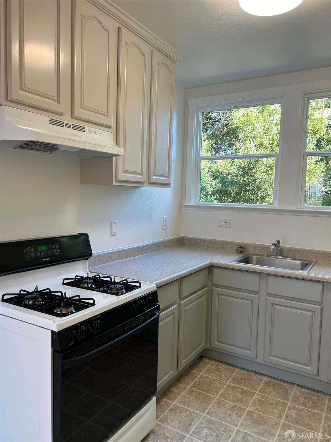 Detail Gallery Image 10 of 21 For 242 Bright St, San Francisco,  CA 94132 - 2 Beds | 1 Baths