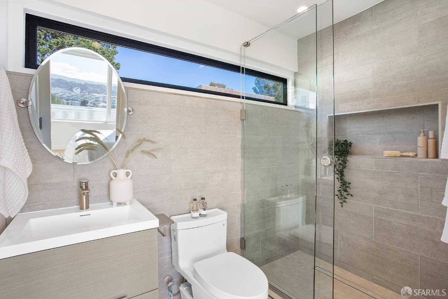 Detail Gallery Image 8 of 29 For 495 Chapman St, San Francisco,  CA 94110 - 4 Beds | 3 Baths