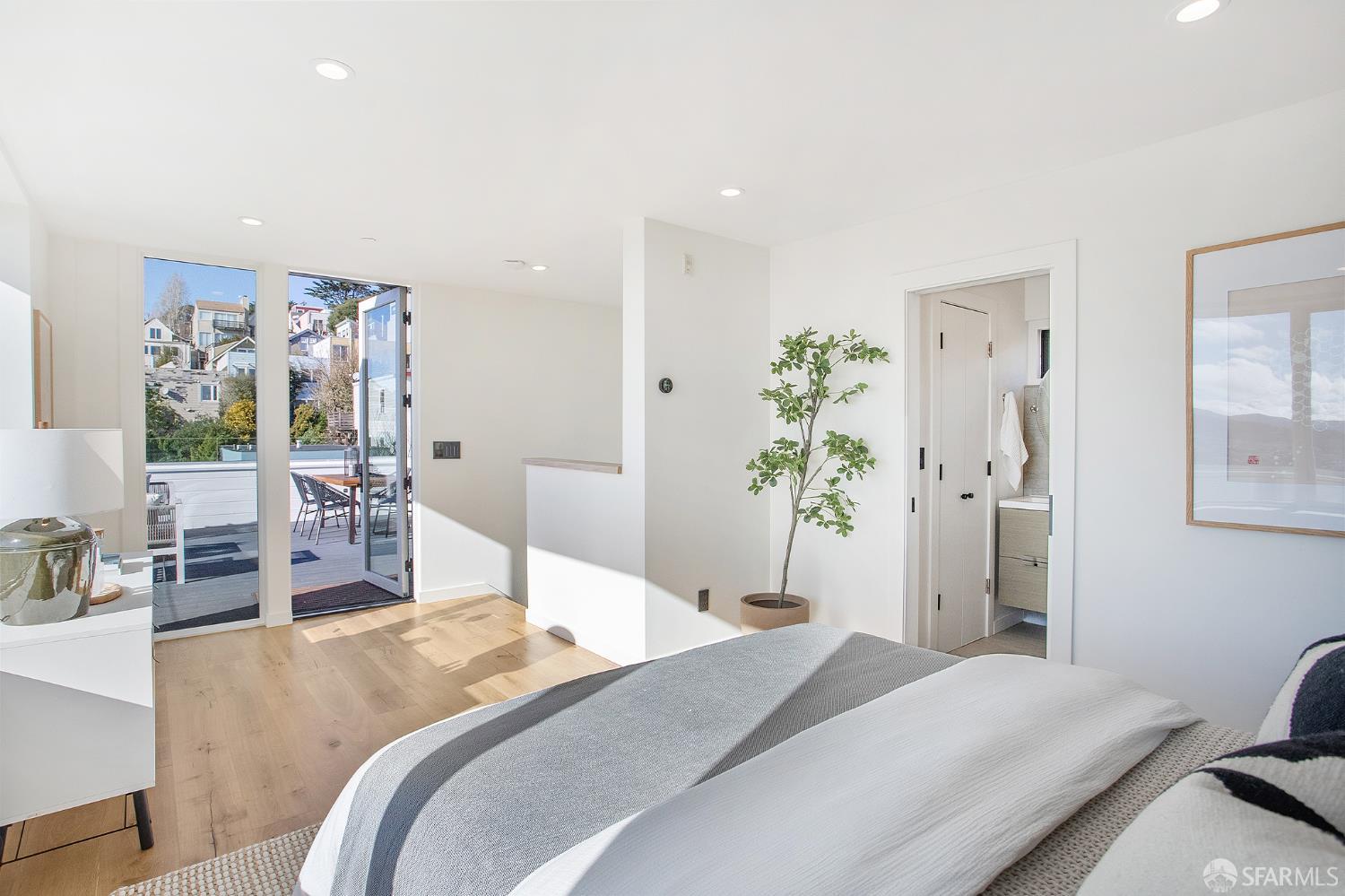 Detail Gallery Image 9 of 29 For 495 Chapman St, San Francisco,  CA 94110 - 4 Beds | 3 Baths