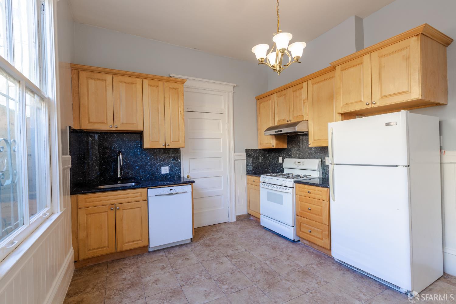 Detail Gallery Image 2 of 6 For 466 Columbus Ave, San Francisco,  CA 94133 - 3 Beds | 1 Baths