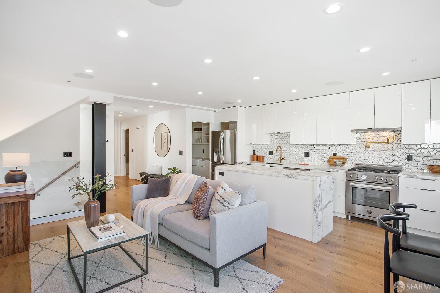 Detail Gallery Image 3 of 29 For 495 Chapman St, San Francisco,  CA 94110 - 4 Beds | 3 Baths