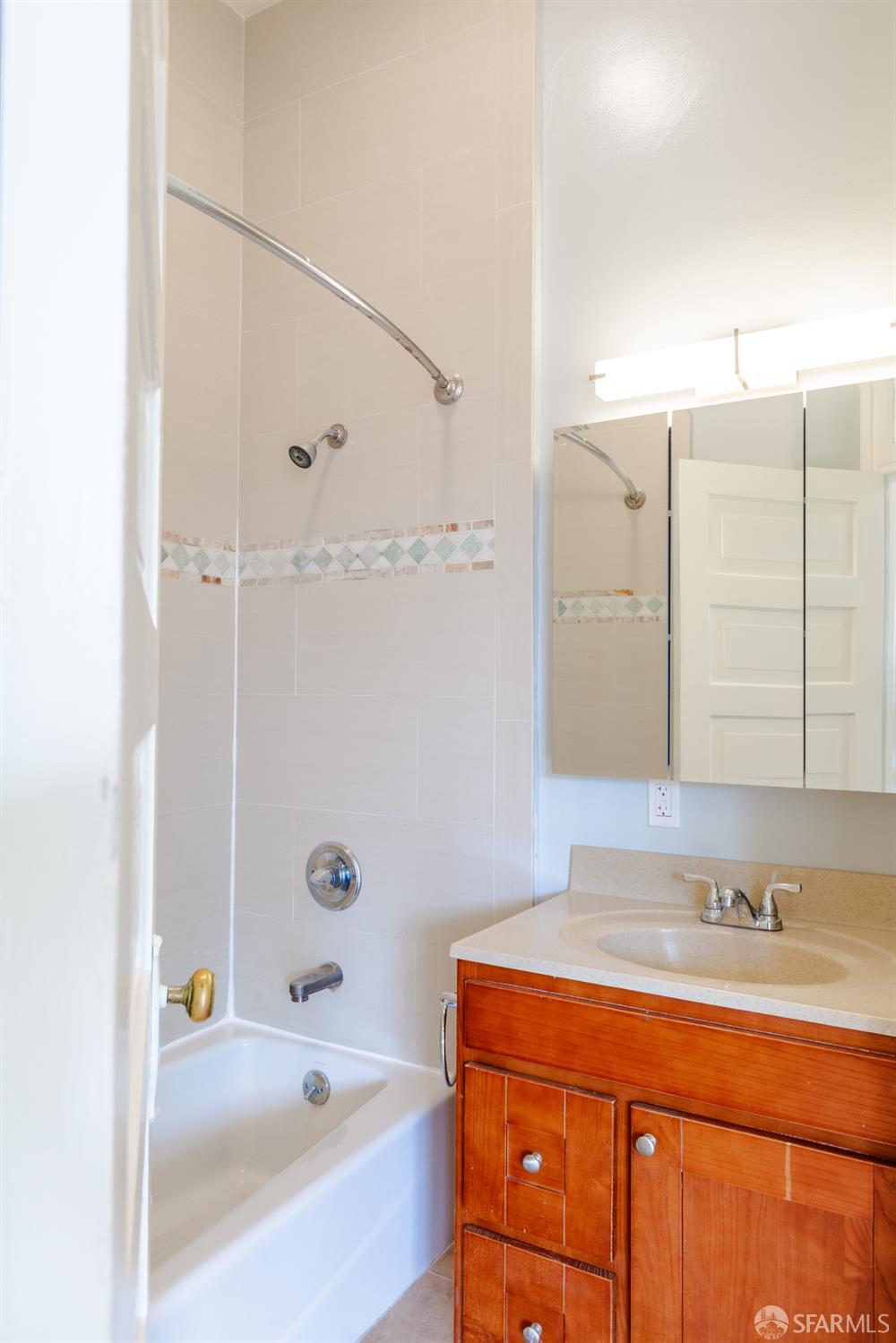 Detail Gallery Image 6 of 6 For 466 Columbus Ave, San Francisco,  CA 94133 - 3 Beds | 1 Baths