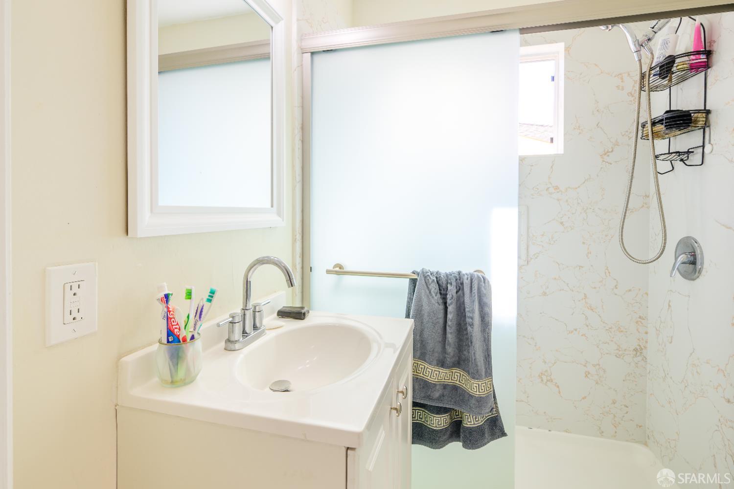 Detail Gallery Image 4 of 20 For 16829 Daryl Ave, San Lorenzo,  CA 94580 - 5 Beds | 2 Baths