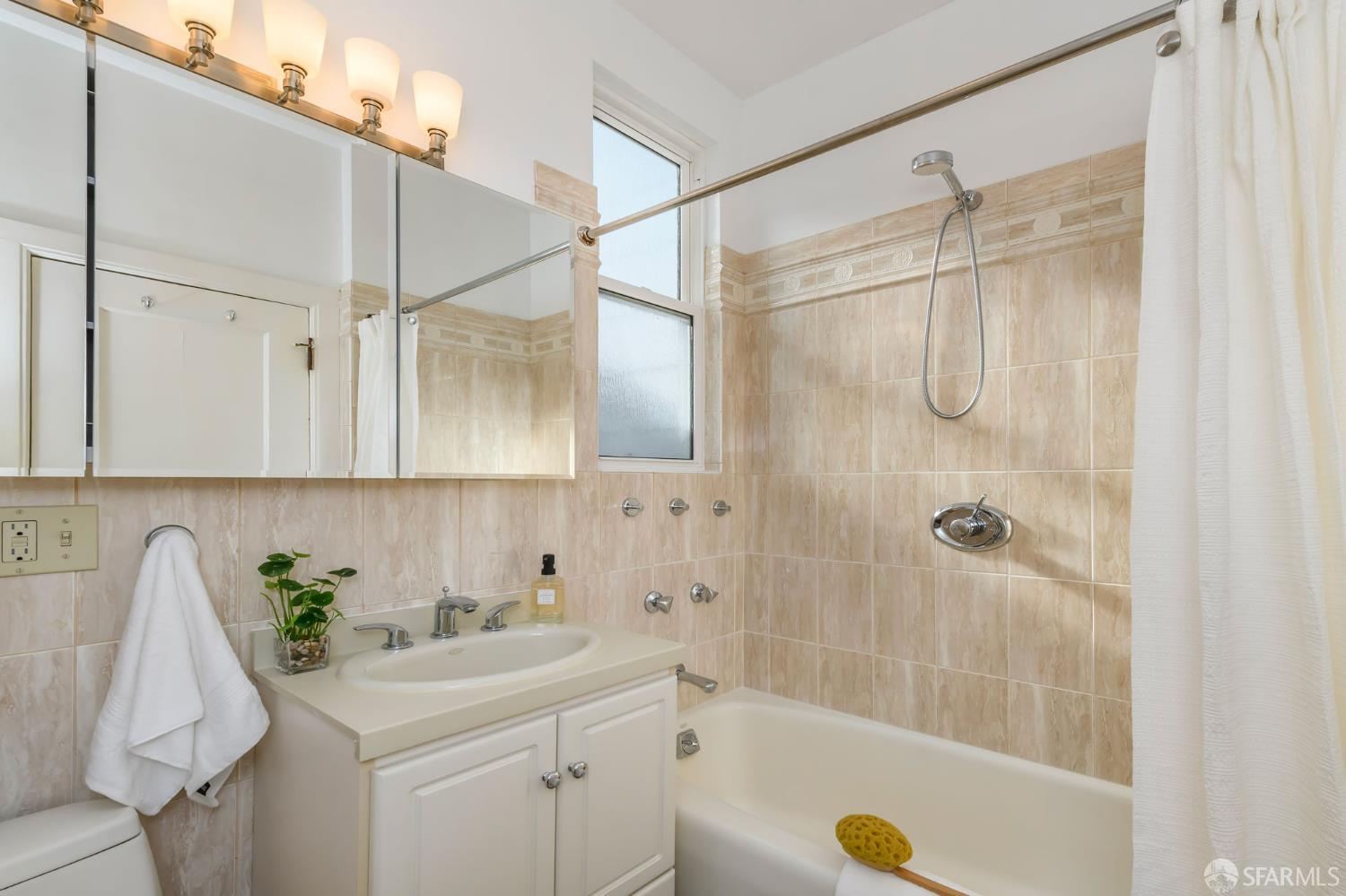 Detail Gallery Image 19 of 23 For 166 Palm Ave #4,  San Francisco,  CA 94118 - 2 Beds | 1 Baths