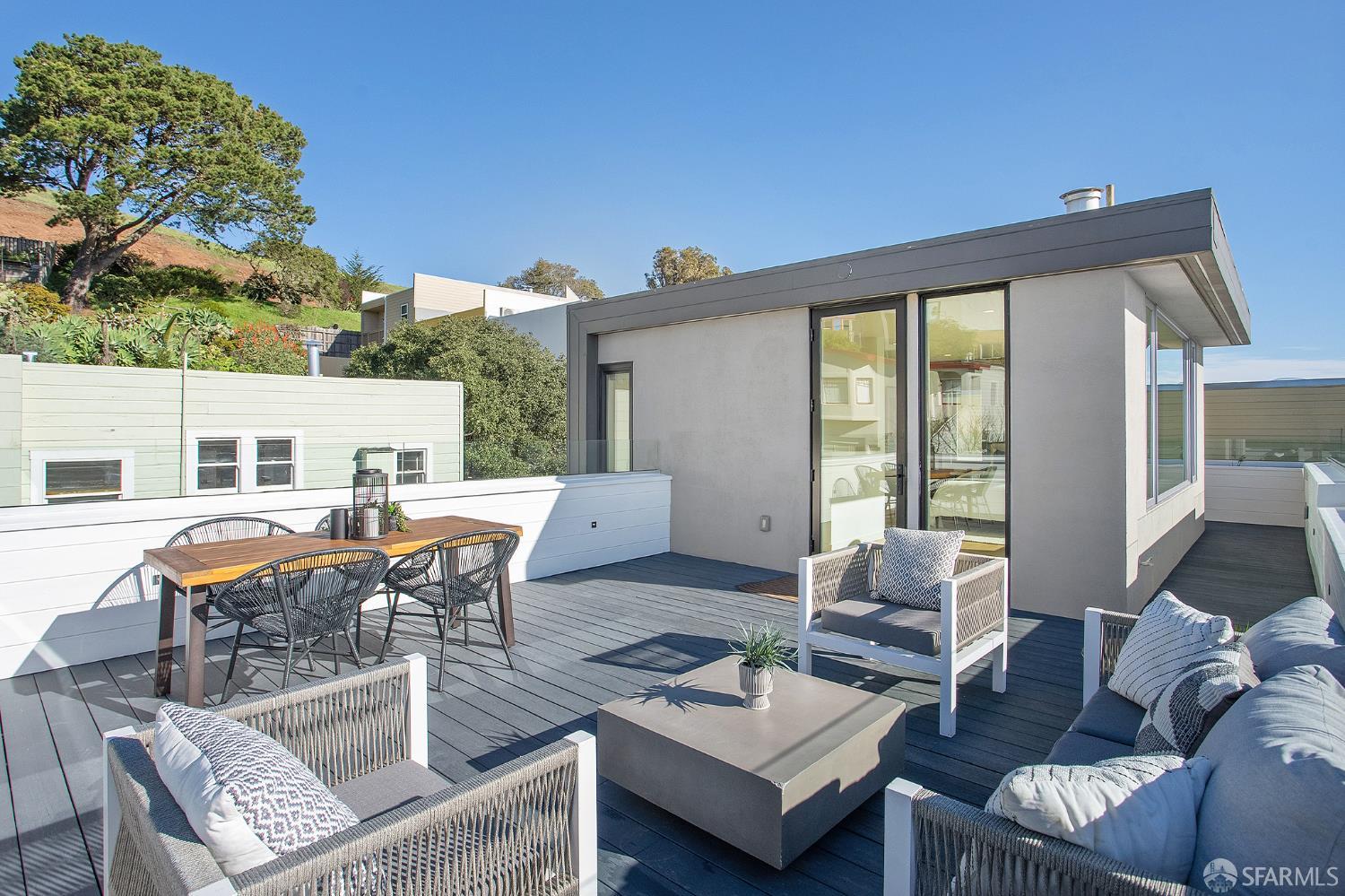 Detail Gallery Image 11 of 29 For 495 Chapman St, San Francisco,  CA 94110 - 4 Beds | 3 Baths