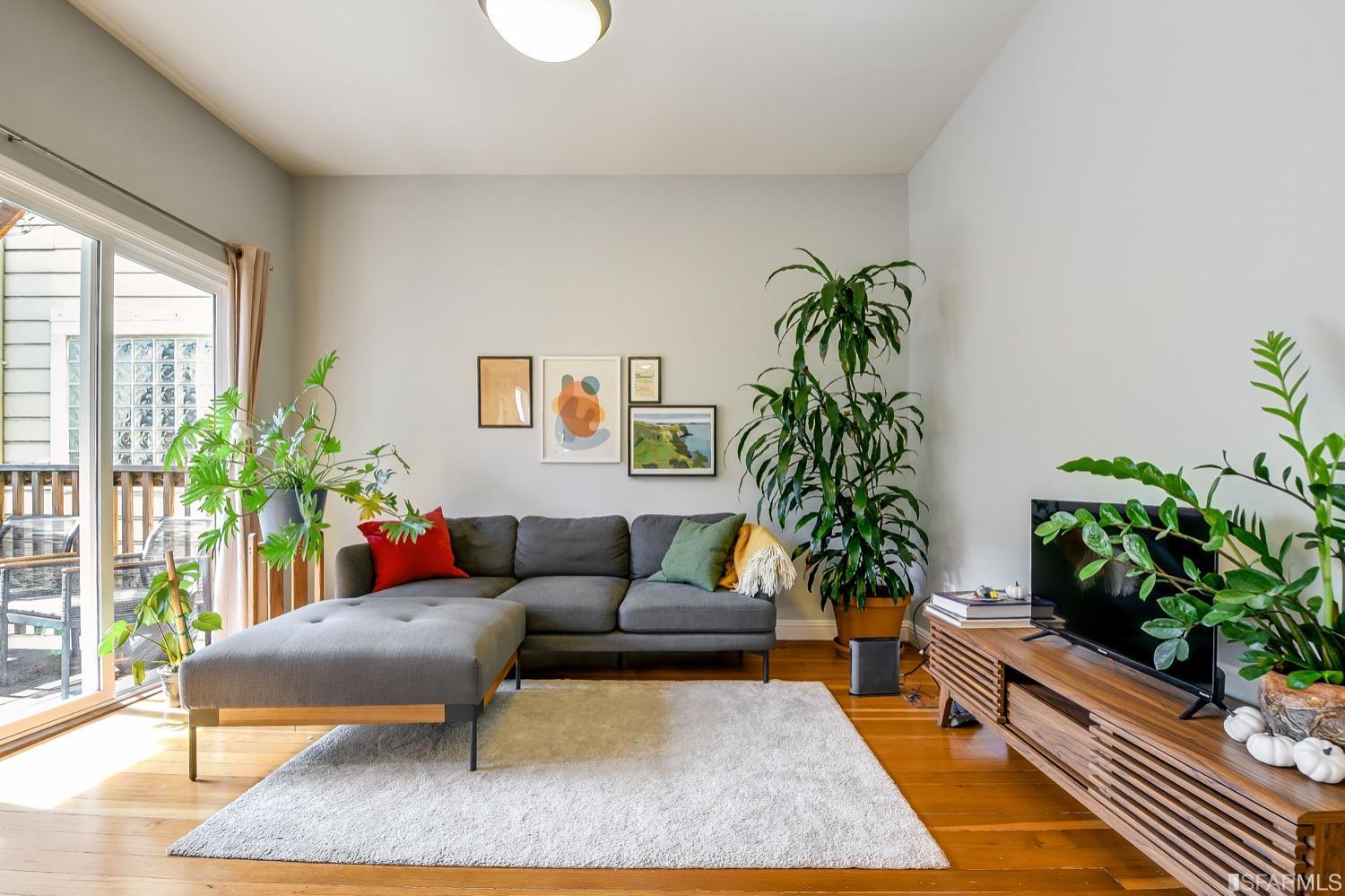 Detail Gallery Image 2 of 28 For 241 14th St, San Francisco,  CA 94103 - 2 Beds | 1 Baths