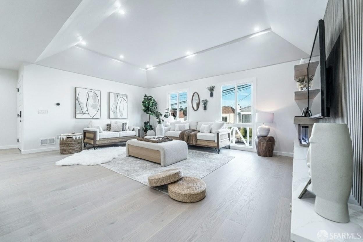 Detail Gallery Image 4 of 90 For 3419 Ulloa St, San Francisco,  CA 94116 - 4 Beds | 4 Baths