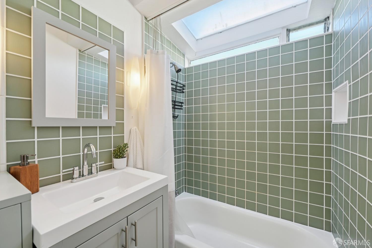 Detail Gallery Image 30 of 51 For 761 Noe St, San Francisco,  CA 94114 - 2 Beds | 1 Baths