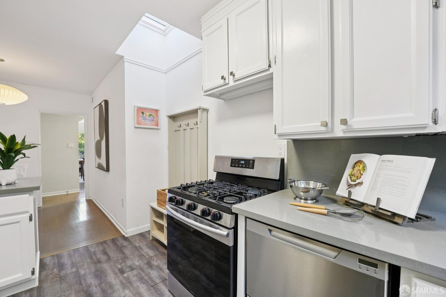 Detail Gallery Image 27 of 51 For 761 Noe St, San Francisco,  CA 94114 - 2 Beds | 1 Baths