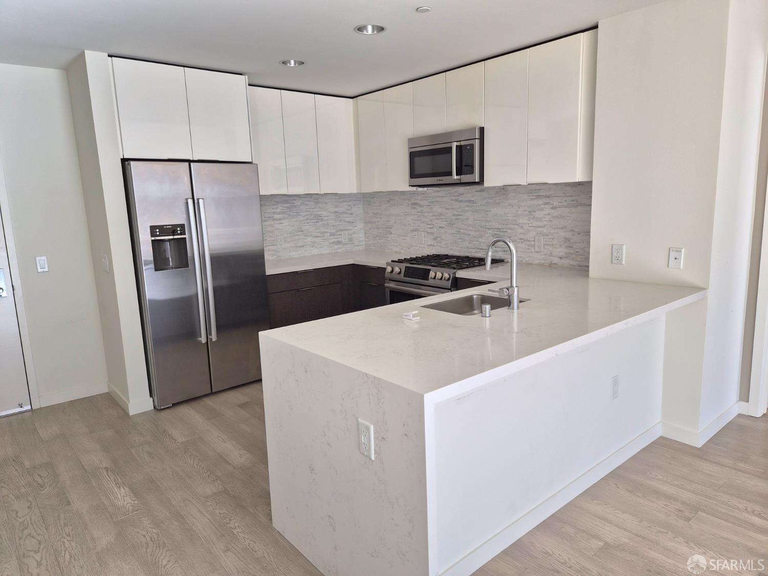 Detail Gallery Image 5 of 20 For 10 Innes Ct #304,  San Francisco,  CA 94124 - 2 Beds | 2 Baths