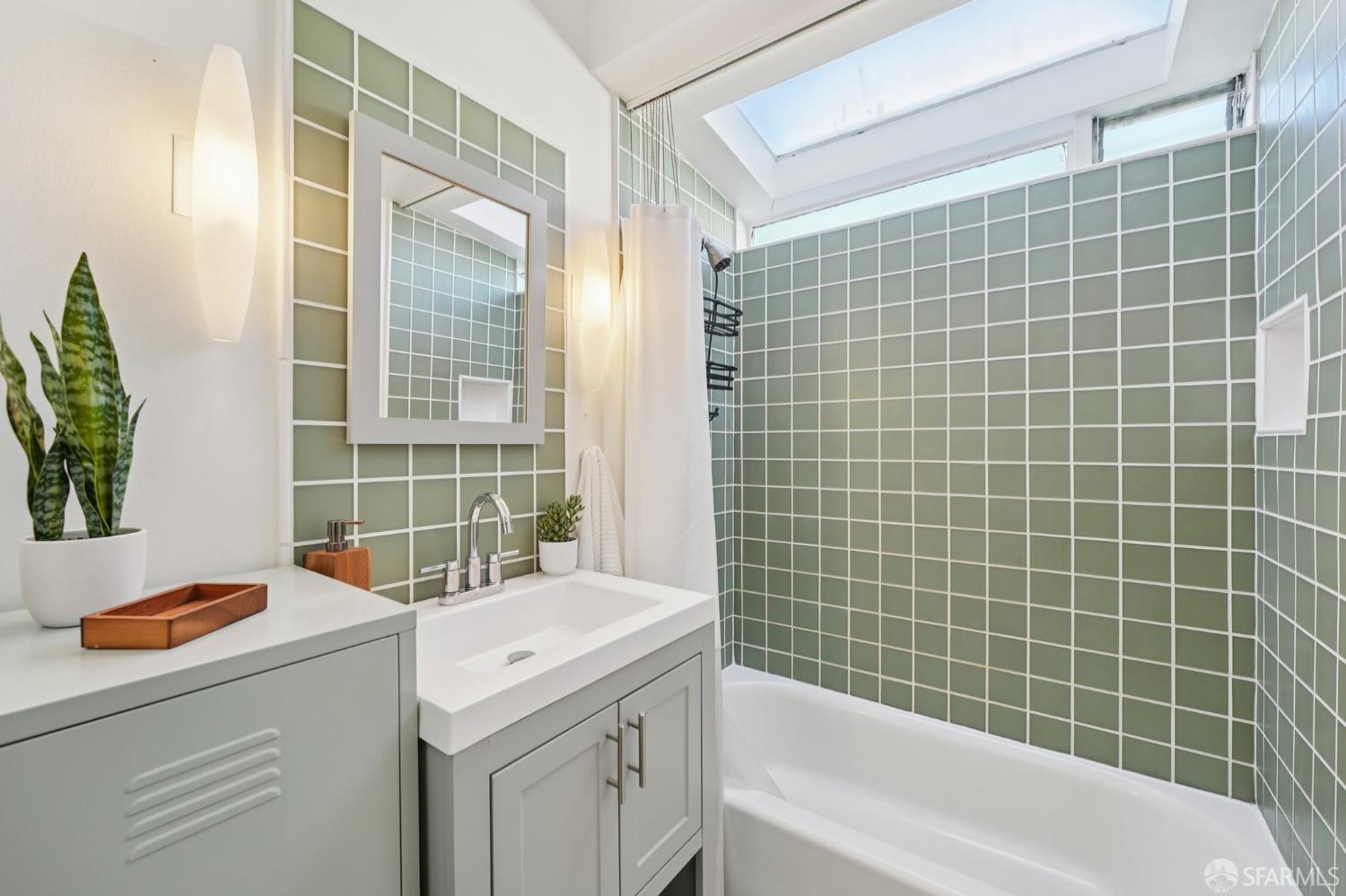 Detail Gallery Image 28 of 51 For 761 Noe St, San Francisco,  CA 94114 - 2 Beds | 1 Baths