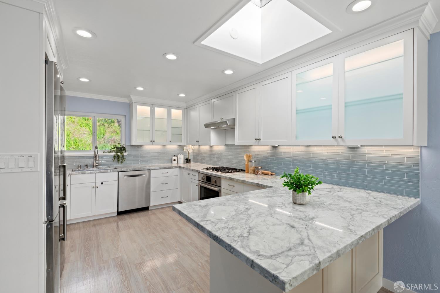 Detail Gallery Image 5 of 47 For 418 Joost Ave, San Francisco,  CA 94127 - 2 Beds | 2 Baths