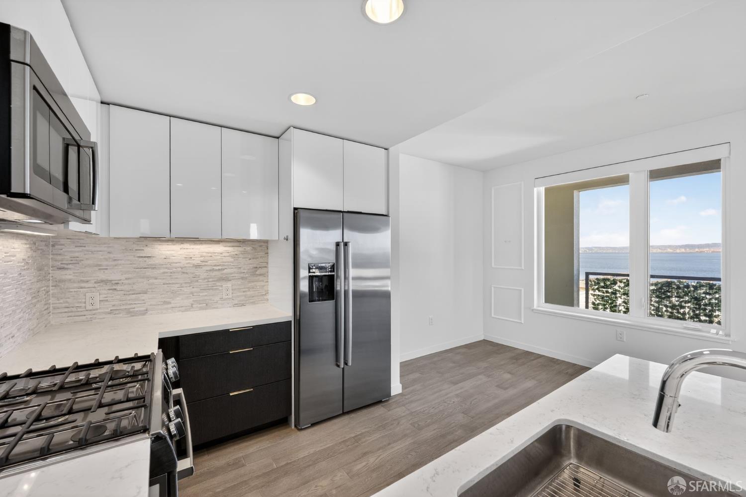 Detail Gallery Image 15 of 33 For 10 Innes Ct #401,  San Francisco,  CA 94124 - 3 Beds | 2 Baths