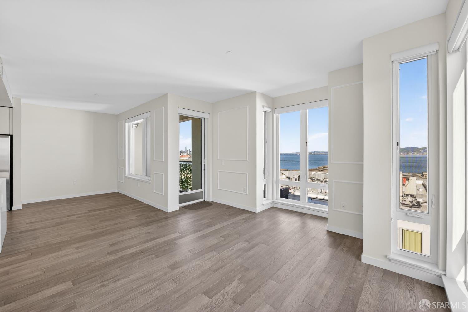 Detail Gallery Image 3 of 33 For 10 Innes Ct #401,  San Francisco,  CA 94124 - 3 Beds | 2 Baths