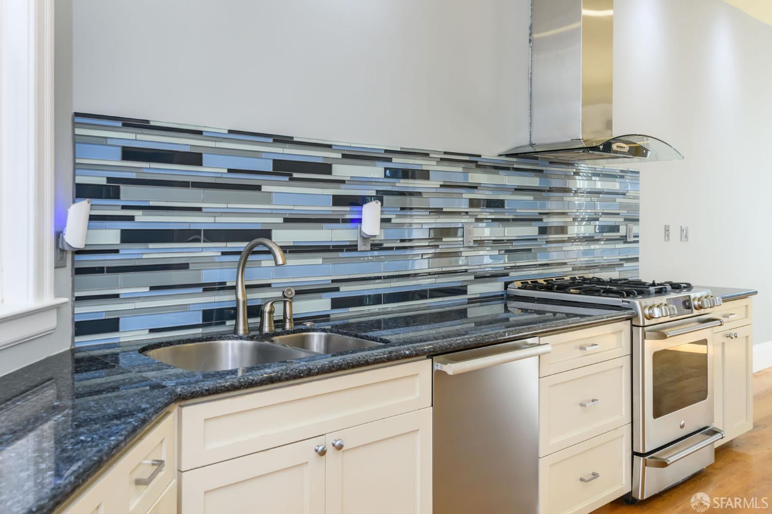 Detail Gallery Image 11 of 27 For 643 Hampshire St, San Francisco,  CA 94110 - 2 Beds | 2 Baths