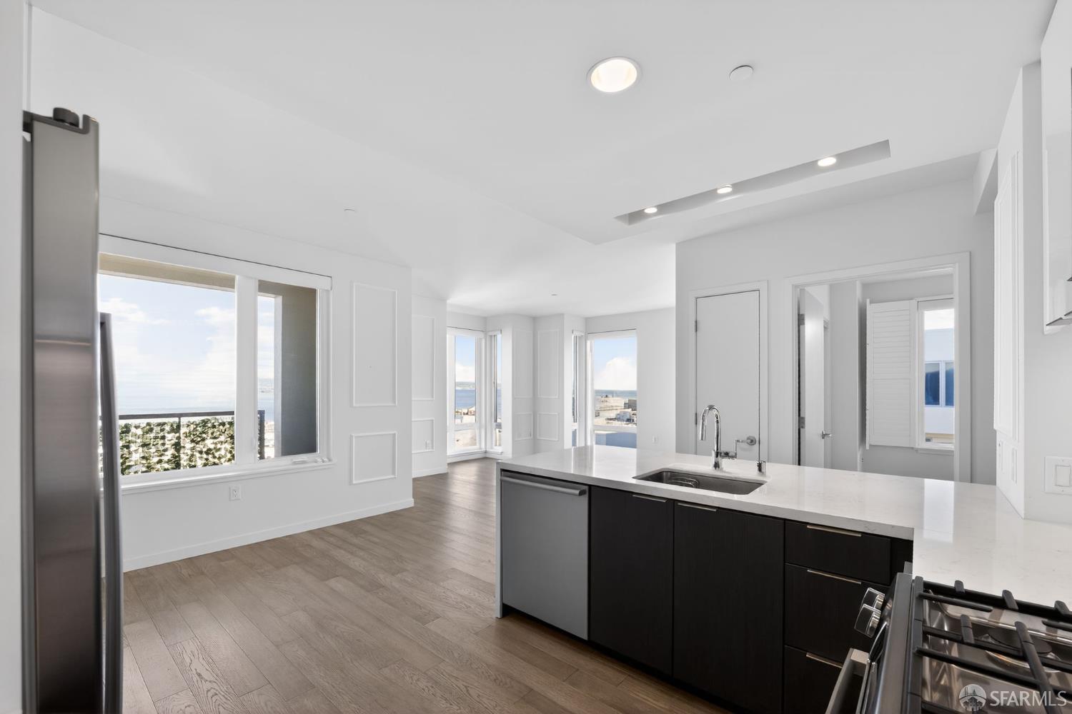 Detail Gallery Image 13 of 33 For 10 Innes Ct #401,  San Francisco,  CA 94124 - 3 Beds | 2 Baths