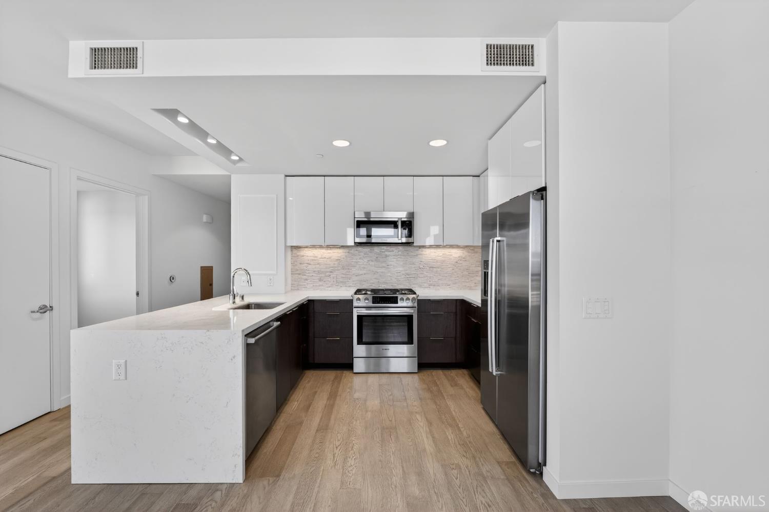 Detail Gallery Image 10 of 33 For 10 Innes Ct #401,  San Francisco,  CA 94124 - 3 Beds | 2 Baths