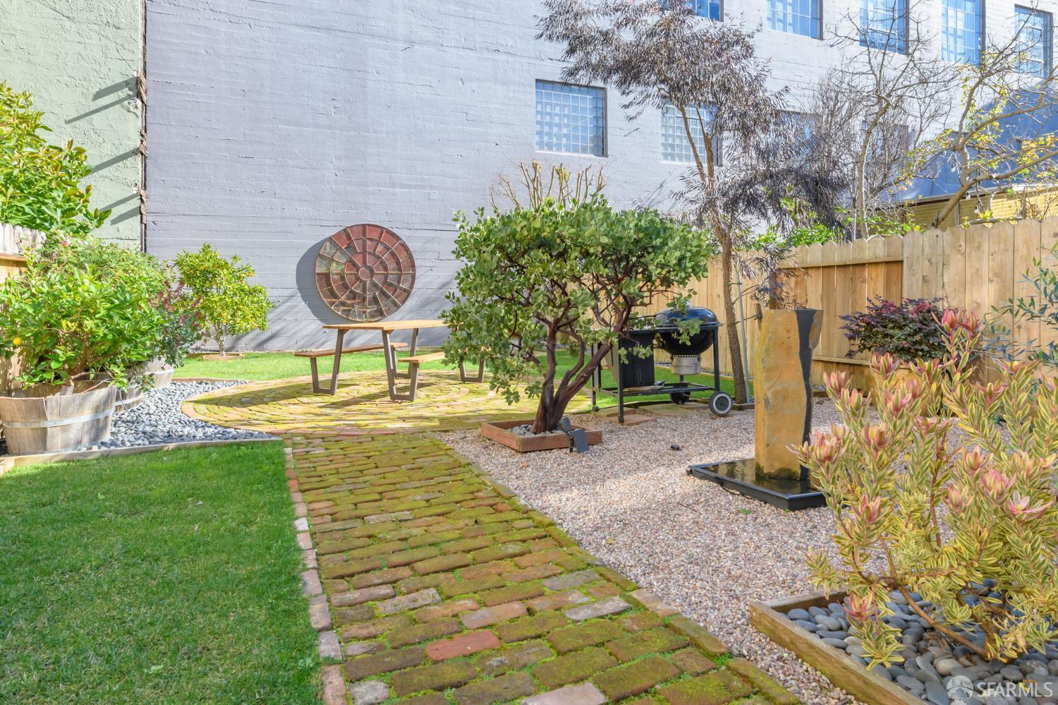 Detail Gallery Image 7 of 27 For 643 Hampshire St, San Francisco,  CA 94110 - 2 Beds | 2 Baths