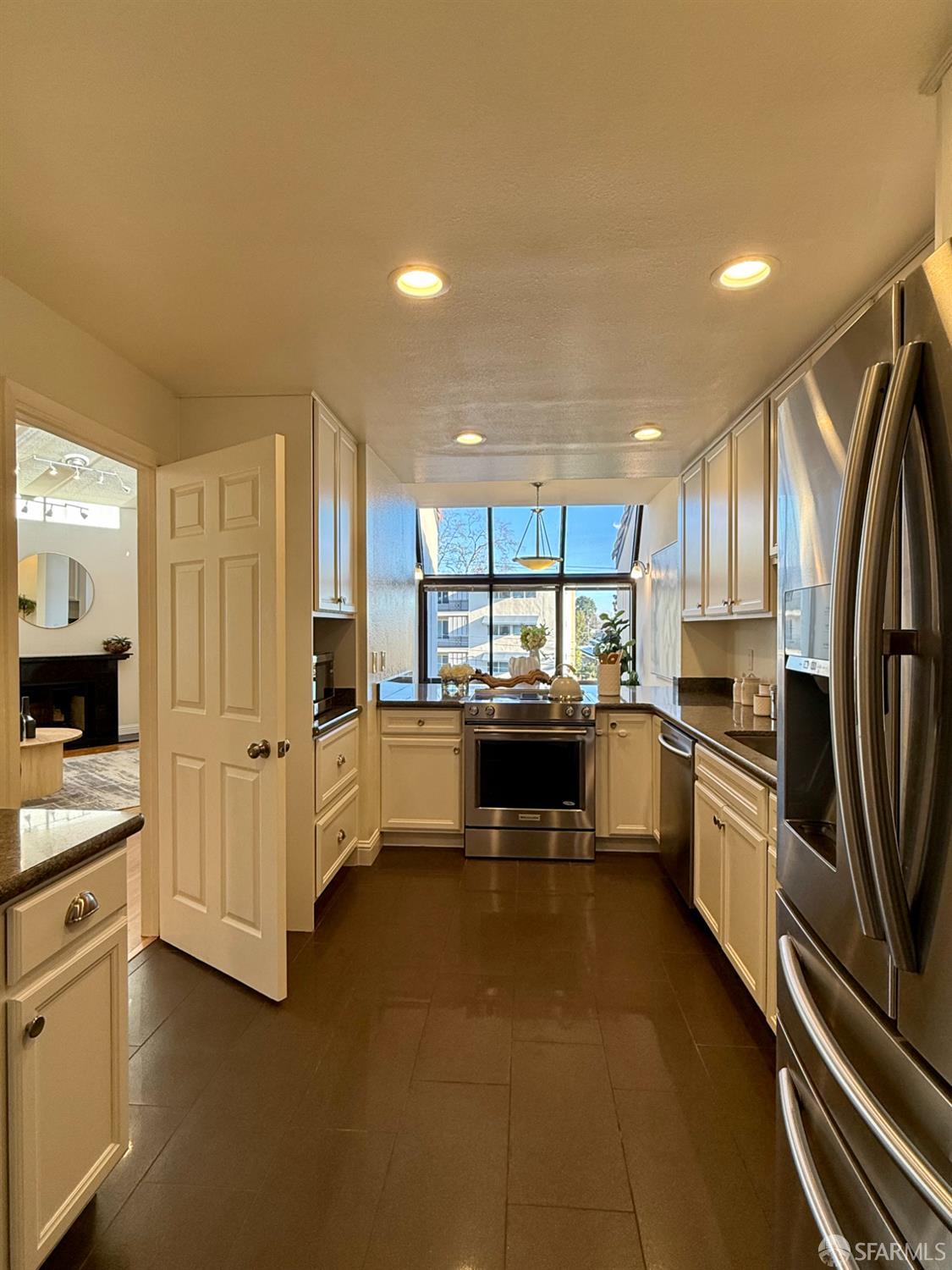 Detail Gallery Image 7 of 32 For 425 N El Camino Real #308,  San Mateo,  CA 94401 - 2 Beds | 2 Baths