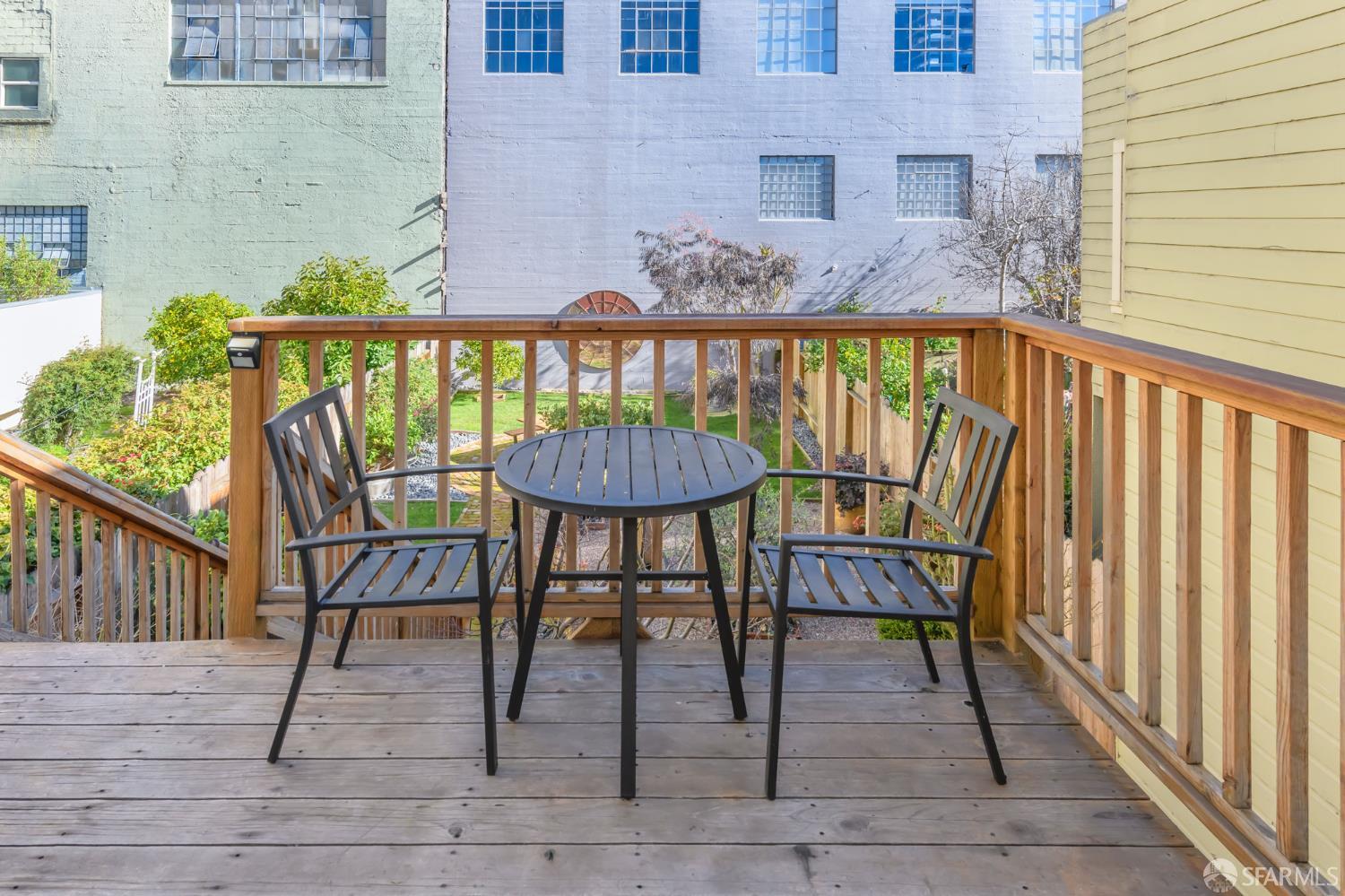 Detail Gallery Image 5 of 27 For 643 Hampshire St, San Francisco,  CA 94110 - 2 Beds | 2 Baths